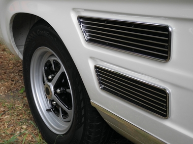 Ford Capri I seitliche Chrom Zierblende
Ford Capri I side chrome trim
Ford Capri I enjoliveur latral chrom